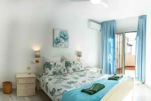 dormitorio-principal-acceso-terraza-piso-alquiler-apartment-for-rent-mijas-costa-blancareal-estate-inmobiliaria-costa-del-sol