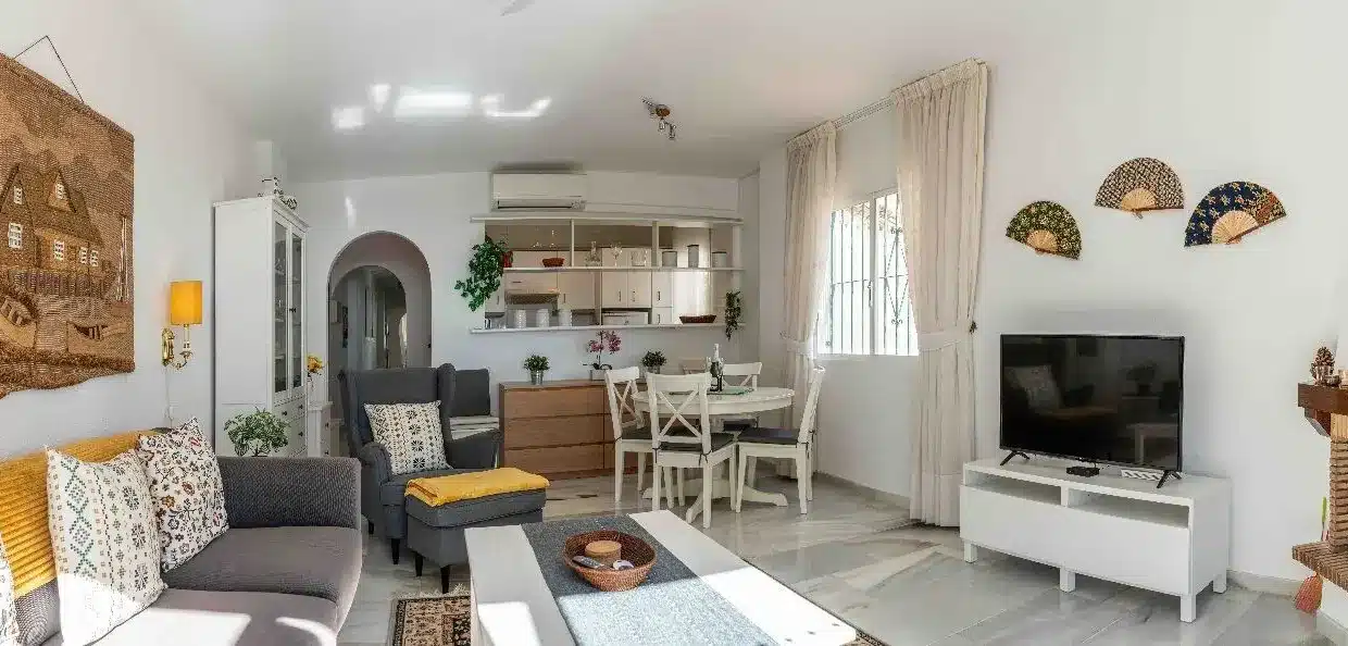 salon-comedor-piso-alquiler-apartment-for-rent-mijas-costa-blancareal-estate-inmobiliaria-costa-del-sol