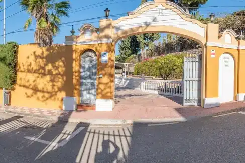vista-acceso-puerta-exterior-chalet-venta-puerto-de-la-torre-blancareal-estate-inmobiliaria-malaga-costa-del-sol