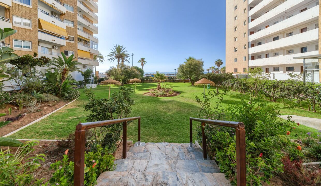 Paseo marítimo fuengirola 79, colaboración Black Onyx, Pablo. (1)